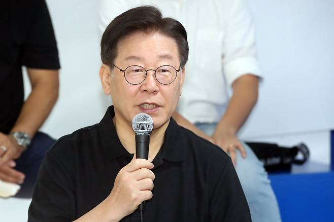 이재명 더불어민주당 대표가 18일 오후 서울 마포구의 한 카페에서 열린 ‘랩(LAB)2030 출범식’에서 인사말을 하고 있다. 2023.8.18/뉴스1