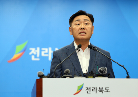 지난 8월14일 김관영 전북도지사가 전북도청 브리핑룸에서 열린 2023 새만금 세계스카우트잼버리 파행과 관련한 기자회견에서 발언하고 있다.<연합뉴스>