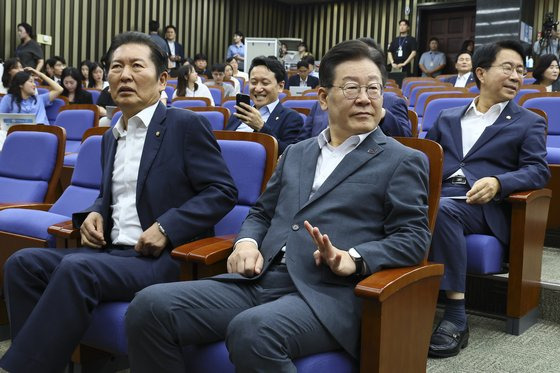 이재명 더불어민주당 대표와 의원들이 16일 국회 의원총회에 참석해 자리하고 있다. 김현동 기자