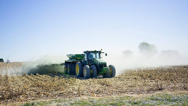 미국 일리노이주의 한 연구용 옥수수 농경지에서 트랙터가 현무암을 빻은 가루를 살포하고 있다. 예일대 제공