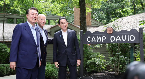 Korean President Yoon Suk Yeol, left, U.S. President Joe Biden, center, and Japanese Prime Minister Fumio Kishida, take a commemorative photo ahead of their trilateral summit at Camp David near Thurmont, Maryland, Friday. [JOINT PRESS CORPS]