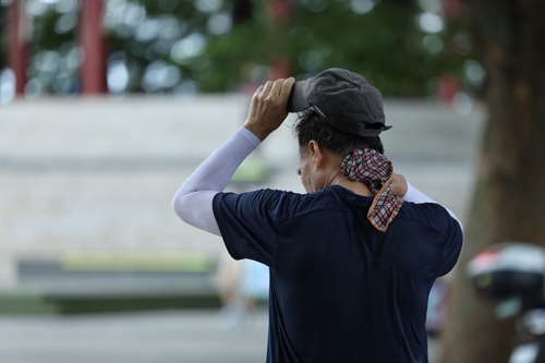 7일 오전 서울 남산에서 한 시민이 땀을 닦고 있다. [사진 제공 = 연합뉴스]