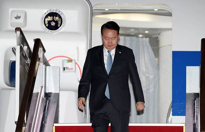 [성남=뉴시스] 전신 기자 = 한미일 정상회의 일정을 마치고 귀국한 윤석열 대통령이 20일 경기도 성남 서울공항에 도착해 공군 1호기에서 내리고 있다.  2023.08.20.