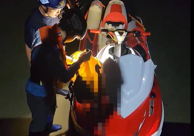 최근 제트스키를 타고 중국에서 인천 앞바다로 밀입국하려던 중국인은 조력자 없이 혼자 기름통 5개로 연료를 보충하며 이동한 것으로 파악됐다. 인천해양경찰서는 출입국관리법 위반 혐의로 30대 중국 국적 남성 A씨를 구속했다고 20일 밝혔다. [연합]
