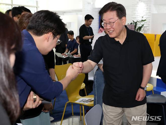 [서울=뉴시스] 이영환 기자 = 성남시 '대장동 개발 사업' 판박이로 불린 평택 현덕지구 개발 사업 초기사업자가 이재명 더불어민주당 대표로부터 명예훼손을 당했다며 손해배상 소송을 냈지만 패소했다. 사진은 이 대표가 지난 18일 오후 서울 마포구 팀플레이스에서 열린 LAB2030 출범식에서 참석자들과 인사를 나누는 모습. 2023.08.18. 20hwan@newsis.com