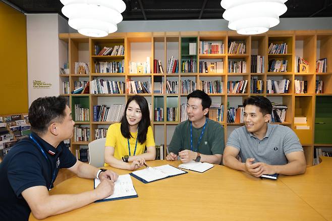 포스코 직원들이 서울 대치동 포스코센터에서 업무회의를 진행하고 있다. 포스코홀딩스 제공