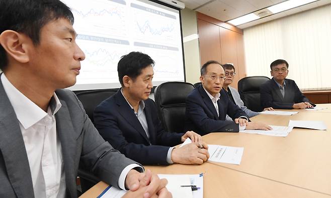 한자리 모인 경제 수장들 추경호 경제부총리 겸 기획재정부 장관이 20일 오전 서울 중구 은행연합회에서 ‘거시경제·금융현안간담회’를 주재하고 경제·금융당국 수장들과 중국발 부동산 위기와 미국 국채시장 변동성 확대 등 글로벌 금융시장 점검에 나섰다. 왼쪽부터 이복현 금융감독원장, 김주현 금융위원장, 추 부총리, 이창용 한국은행 총재, 최상목 대통령실 경제수석. 기획재정부 제공