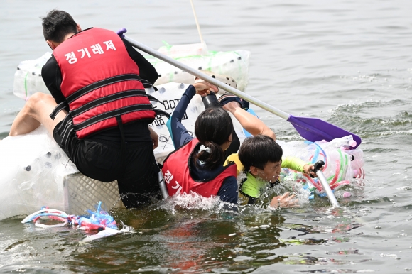 20일 서울 송파구 잠실한강공원에서 열린 ‘나만의 한강호 경주대회’에서 참가자들이 물에 빠지고 있다. 2023.8.20 홍윤기 기자