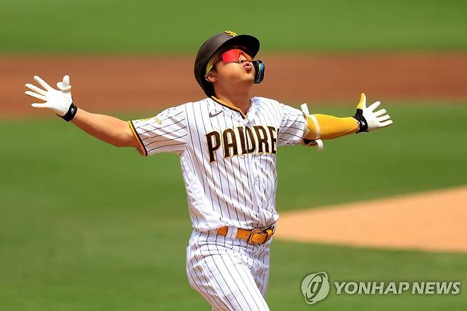 1회 선두 타자 홈런을 치고 양팔 벌려 자축하는 김하성  [게티이미지/AFP=연합뉴스]