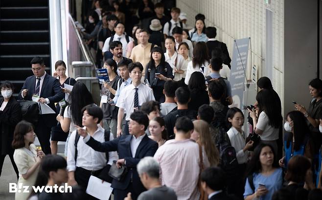 한국산업인력공단이 해외 취업을 희망하는 청년들을 지원하기 위해 서울 삼성동 코엑스에서 코트라·서울시·국립국제교육원·금융감독원 등과 공동으로 '글로벌 탤런트 페어'를 개최하고 있다. 사진은 입장을 기다리는 예비취업 관람객들./사진=이명근 기자 qwe123@