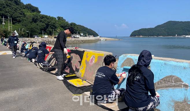 지난 17일부터 19일까지 인천 옹진군 자월도 소이작도에서 진행된 ‘제1회 인천 섬 지역상생 캠프’에 참가한 청년들이 마을 환경 개선을 위해 선착장 벽화 작업을 하고 있는 모습 (사진=인천관광공사)