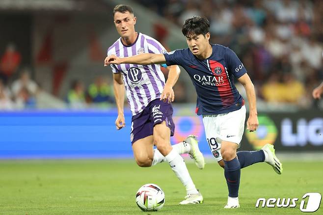 PSG의 이강인이 19일(현지시간) 프랑스 툴루즈에 있는 스타디움 드 툴루즈에서 열린 프로축구 리그1 툴루즈와 경기 중 상대 선수를 체치고 드리블을 하고 있다. 2023.8.20 ⓒ AFP=뉴스1 ⓒ News1 우동명 기자