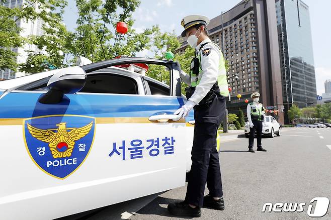 서울 중구 서울시청 앞 도로에서 '서울경찰' 표기를 한 순찰차량이 업무에 투입되고 있다. 2022.5.2/뉴스1 ⓒ News1 민경석 기자