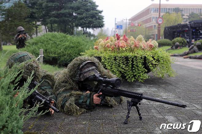 을지훈련 첫날인 21일 오후 서울 여의도 국회 본청앞에서 육군 장병이 테러진압 예행연습을 하고 있다. 2023.8.21/뉴스1 ⓒ News1 황기선 기자