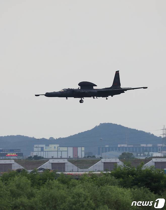 올 후반기 한미연합연습 '을지 자유의 방패'(UFS·을지프리덤실드)가 시작된 21일 경기 평택시 주한미군 오산공군기지에서 U-2S 고고도정찰기가 임무를 마치고 착륙하고 있다. 2023.8.21/뉴스1 ⓒ News1 김영운 기자