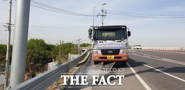 고양시는 도로 재비산먼지 제거를 위해 2차선 이상 도로에 청소차와 살수차를 운행하고 비상저감조치 발령 시 운행량을 확대한다. 노면청소차는 브러시로 오염물질을 모아 진공흡입하고 살수차는 고압수를 분사해 토사와 먼지를 제거한다. 분사된 물은 여름철 뜨거워진 도로를 식혀 도심 열섬 현상을 완화하는 효과가 있다.