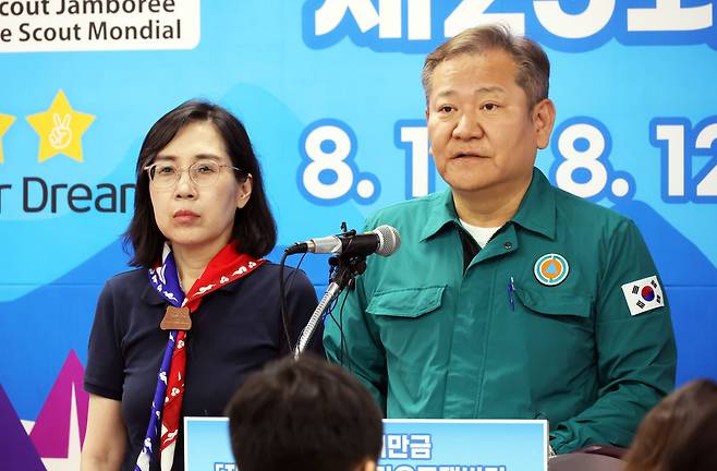 김현숙 여성가족부 장관, 이상민 행정안전부 장관(왼쪽부터)이 8일 전북 부안군 2023 새만금 잼버리 프레스센터에서 브리핑을 하고 있다. 2023.8.8 /연합뉴스