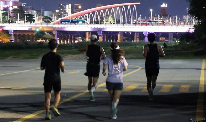 충북 청주시 서원구 사직동 무심천 체육공원에서 지난 3일 오후 시민들이 조깅하고 있다. /연합뉴스