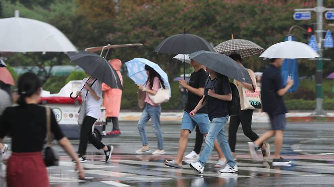 지난 21일 대전 유성구 충남대학교 앞 횡단보도에서 우산을 쓴 학생들이 걷고 있다./뉴스1