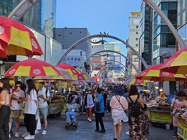 20일 오후 5시쯤 부산 국제시장을 찾은 일본 크루즈 관광객들로 거리고 붐비고 있다./전병수 기자