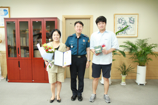 '동구 우리동네 환경제언가(CPO) 우수활동 주민 2명이 감사장을 수여받은 기념으로 사진 촬영을 하고 있다. 사진=대전동부경찰서