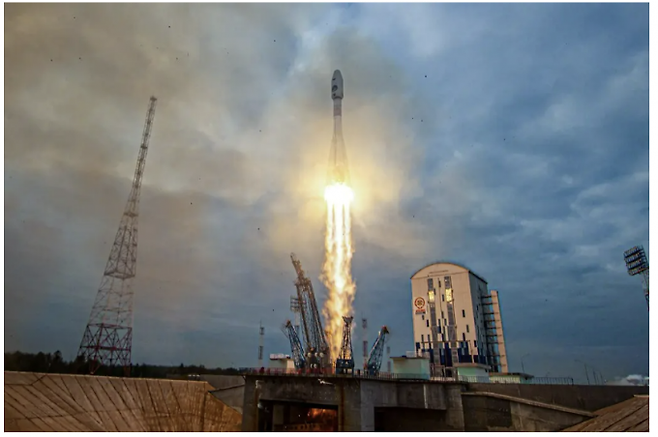 11일(현지시간) 러시아 극동 아무르주의 보스토치니 우주기지에서 달 탐사선 '루나-25'(달-25)를 실은 소유스 2.1b 로켓이 발사되고 있다. 연합뉴스 제공