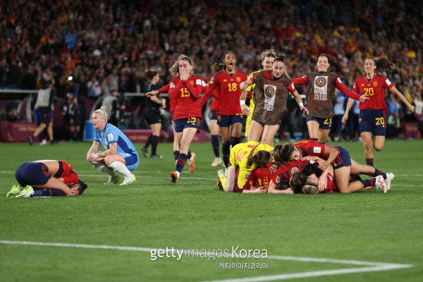 스페인 여자축구대표팀 선수들이 2023 FIFA 여자월드컵 우승이 확정되자 기뻐하고 있다. 사진=게티이미지
