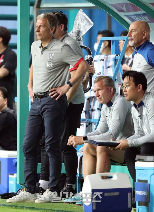 대한민국 축구대표팀과 엘살바도르 대표팀의 A매치 평가전이 지난 6월 20일 오후 대전 유성구 대전월드컵경기장에서 열렸다. 후반 경기 종반 동점골을 허용한 후 클린스만 감독이 굳은 표정으로 경기를 지켜보고 있다. 대전=김민규 기자 mgkim1@edaily.co.kr /2023.06.20/