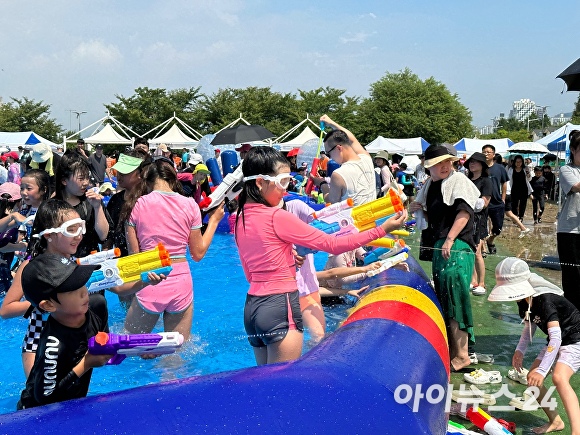 20일 열린 ‘제2회 낙동강 물총축제’에 참여한 아이들이 물총을 쏘며 무더위를 식히고 있다. [사진=정예진 기자]