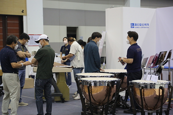 지난해 개최된 대구국제 악기 및 음향기기 박람회에서 관람객들이 악기를 둘러보고 있다. [사진=엑스코]