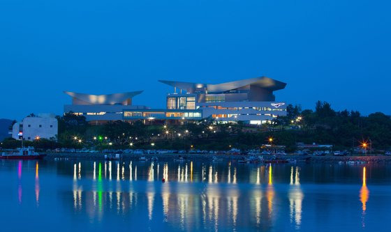 매년 통영국제음악제가 열리며 음반 녹음 장소로 각광 받고 있는 통영국제음악당. [사진 통영국제음악재단]