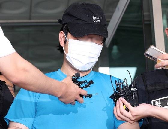 한낮에 서울 관악구 신림동 공원 인근 등산로에서 여성을 무차별적으로 폭행하고 성폭행한 혐의를 받는 최모(30)씨가 19일 오후 영장실질심사를 받기 위해 서울 관악경찰서를 나섰다. 사건의 피해자는 사건 이틀 만인 이날 끝내 사망했다. 사진 뉴스1