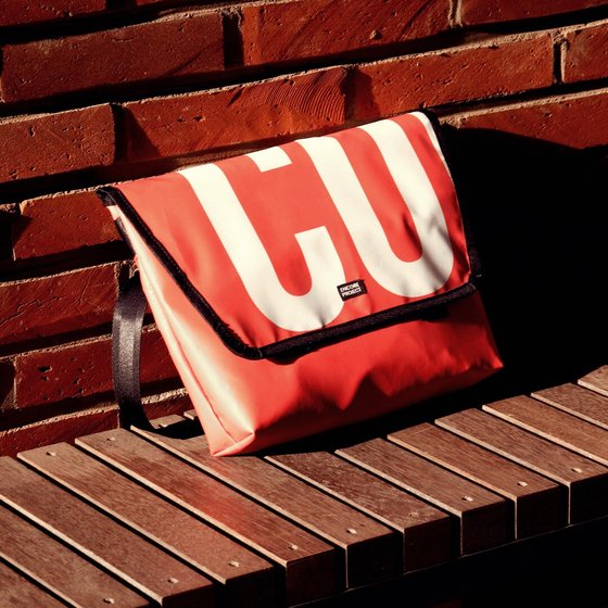 폐현수막을 업사이클링해 패션 잡화를 만드는 브랜드에서 제작한 가방. 앙코르 프로젝트 홈페이지