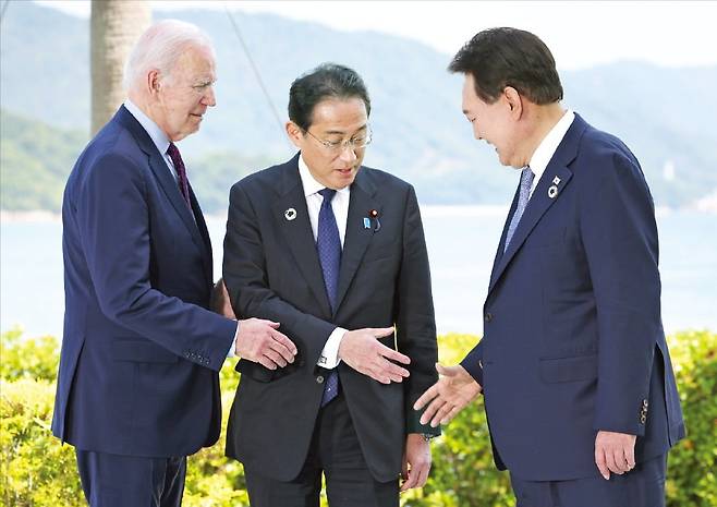 윤석열 대통령이 지난 5월 일본 히로시마에서 열린 G7 정상회의에서 조 바이든 미국 대통령(맨 왼쪽), 기시다 후미오 일본 총리와 만나 악수하고 있다. 연합뉴스