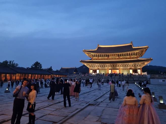 경복궁 야간 관람객들이 근정전 앞을 거닐고 있다. 궁능유적본부 제공