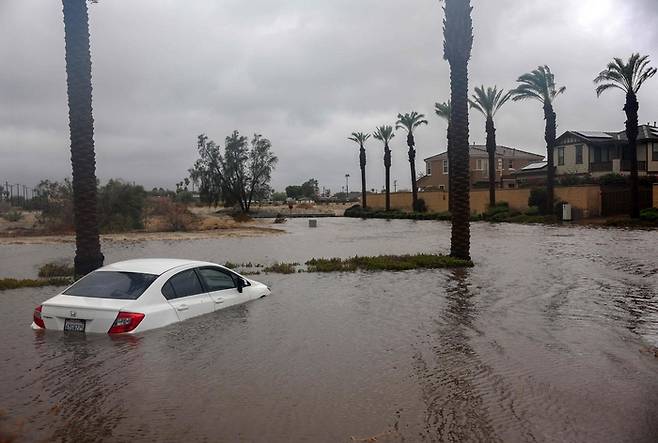 20일(현지시간) 열대성 폭풍 ‘힐러리’가 상륙한 미국 캘리포니아주 카테드럴시티에서 차량이 물에 잠겨 있다. AFP연합뉴스