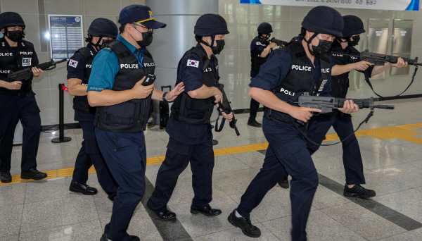 지난해 8월 24일 을지연습 동안 부산 동해남부선 동래역에서 민관군경이 합동으로 테러진압 및 폭발물 제거 훈련을 하고 있다. 국제신문DB