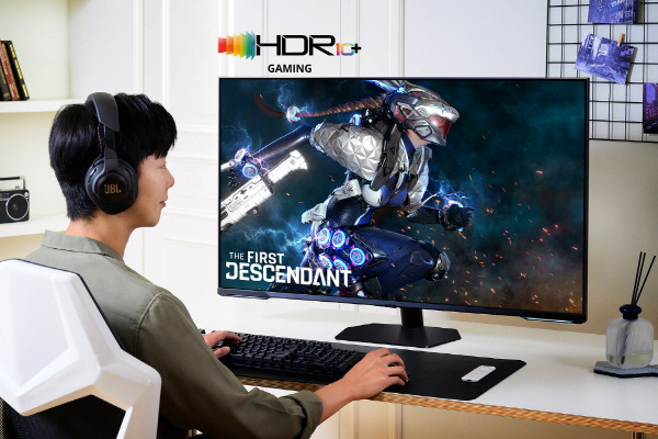 삼성전자 모델이 ‘HDR10+ GAMING’ 기술이 적용된 퍼스트 디센던트 게임 콘텐츠를 체험하는 모습. 삼성전자 제공