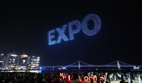 Busan flies 1,500 drones, which is a record number of drones deployed for a drone light show in Korea, displaying Busan's logo for the World Expo 2030 above Gwangalli beach to welcome the enquiry mission delegation from the Bureau International des Expositions and rally support on April 1. [SONG BONG-GEUN]