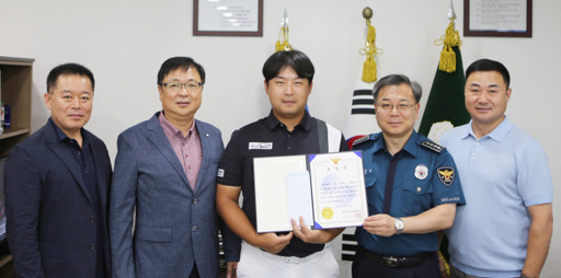 표창장을 받은 프로골퍼 이하늘씨(왼쪽 세 번째)와 김경진 용인동부경찰서장을 비롯한 형사과 직원들이 기념촬영을 하고 있다. 용인동부경찰서 제공