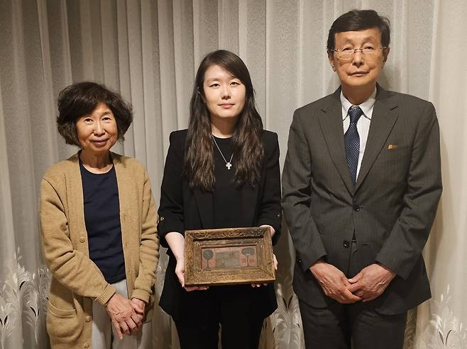 배원정 학예연구사와 시오자와 슌이치 부부 [사진=국립현대미술관]