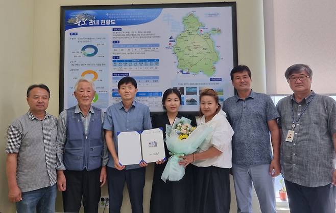 지난 18일 제주시 우도면이 임혜인 해녀(가운데)에게 해녀증을 발급했다.  우도면