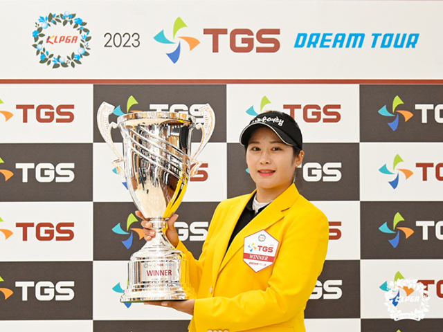 한나경이 2023 KLPGA TGS 드림투어 11차전 우승 기념 촬영을 하고 있다. 사진=한국여자프로골프협회 제공