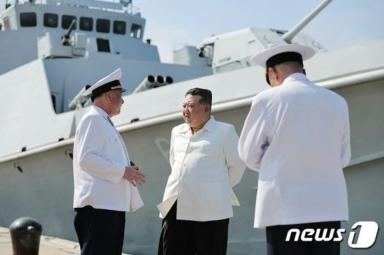 북한 노동당 기관지 노동신문은 21일 김정은 총비서가 오중흡 7연대 칭호를 수여 받은 조선인민군 해군동해함대 근위 제2수상함 전대를 시찰하고, 경비함 해병들의 전략순항미사일 발사 훈련을 참관했다고 보도했다. /사진=뉴스1=평양 노동신문