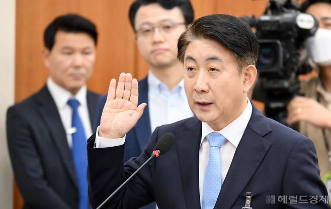 이동관 방송통신위원회 위원장 후보자가 18일 오전 서울 여의도 국회에서 열린 방송통신위원회 위원장 인사청문회에서 선서를 하고 있다. 이상섭 기자