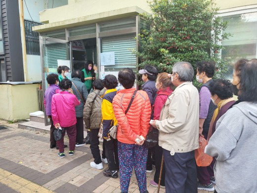 [울산=뉴시스] 울산 중구 반구1동 행정복지센터에 설치된 '울산큰애기 사랑나눔냉장고'. 냉장고를 이용하려는 주민들로 행정복지센터가 문전성시를 이루고 있다. (울산시 중구 제공) *재판매 및 DB 금지