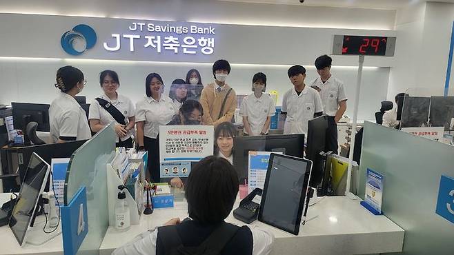 JT저축은행이 분당경영고등학교 재학생을 대상으로 실시한 '1사1교 금융 교육'에 교육강사로 참여한 JT저축은행 본점영업점 유은지 대리와 영업점 실무 교육을 수강 중인 분당경영고 아웃턴쉽 참여 학생들의 모습.(사진=JT저축은행 제공) *재판매 및 DB 금지