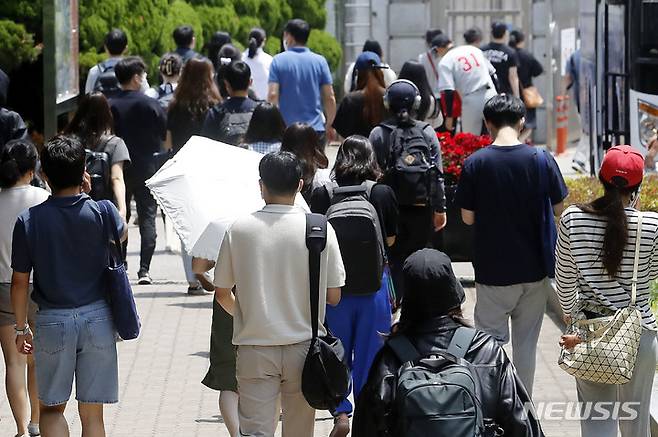 [서울=뉴시스] 토익 시험 응시생들이 시험을 마치고 귀가하고 있다. (사진=뉴시스 DB). photo@newsis.com