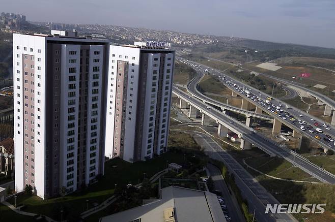 [이스탄불=AP/뉴시스] 러시아인이 지난달 튀르키예 부동산 시장에서 가장 활발한 매수세를 보인 외국인 집단으로 집계됐다고 20일(현지시간) RT가 보도했다. 사진은 지난해 12월8일 튀르키예 이스탄불의 한 주거 단지에 두 아파트 건물 모습. 2023.08.21.