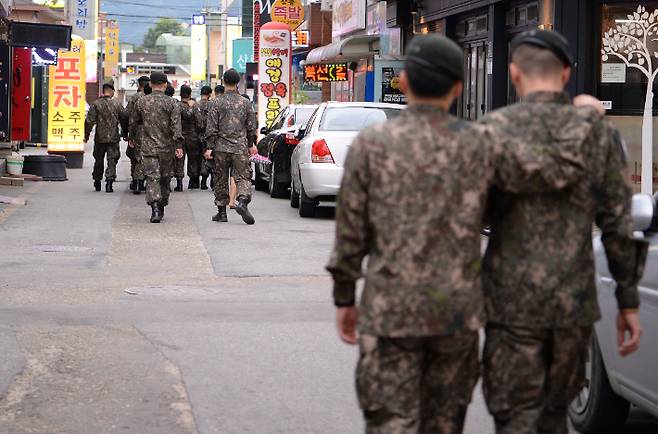 외출한 군장병. 화천군 제공